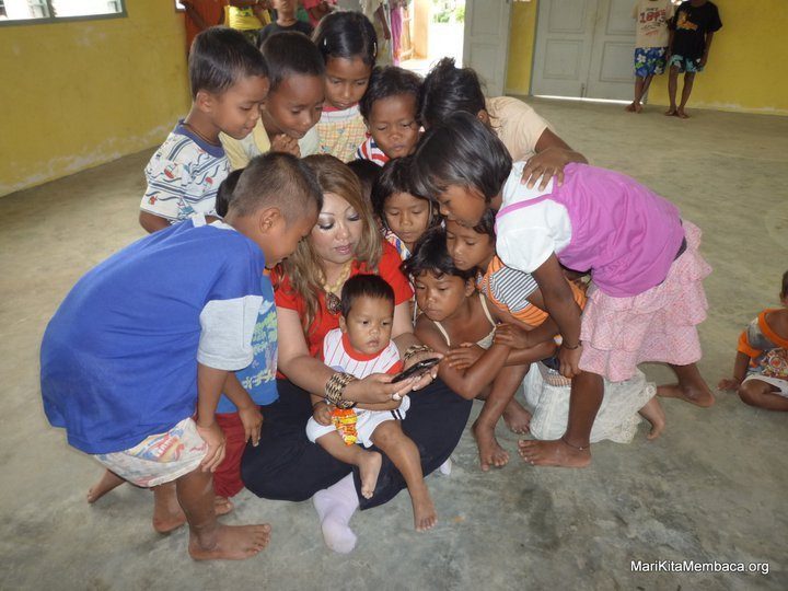 Siti Kasim, surrounded by members of Malaysia’s native community. She tirelessly campaigns to have their rights protected, and their children educated. Image via Siti Kasim Facebook.