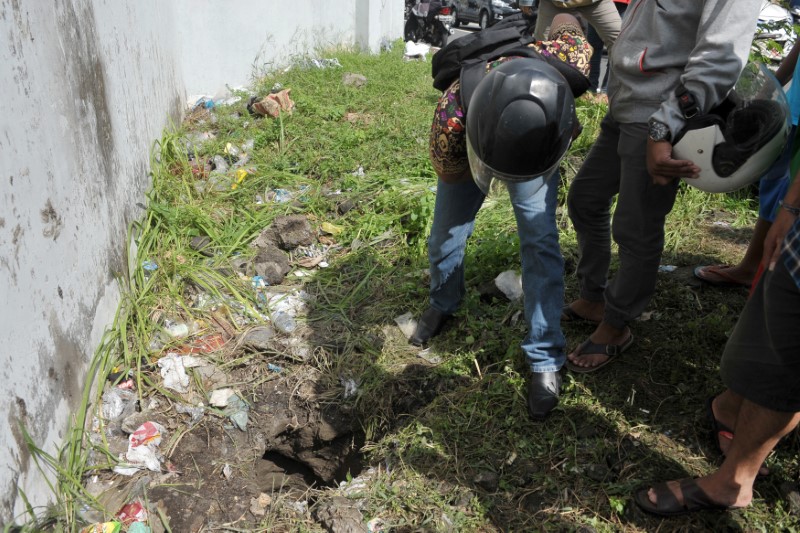 People look into a hole through which four foreign inmates escaped from Kerobokan prison in Denpasar, Bali, Indonesia, June 19, 2017. Photo: Nyoman Budhiana/Antara Foto via REUTERS