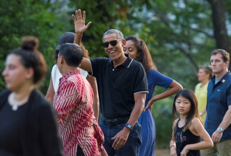 Former President Barack Obama (C) waves while walking with his daughter Malia during a visit to the 9th-century Borobudur Temple in Magelang, Central Java, Indonesia June 28, 2017. Photo: Pius Erlangga/Reuters