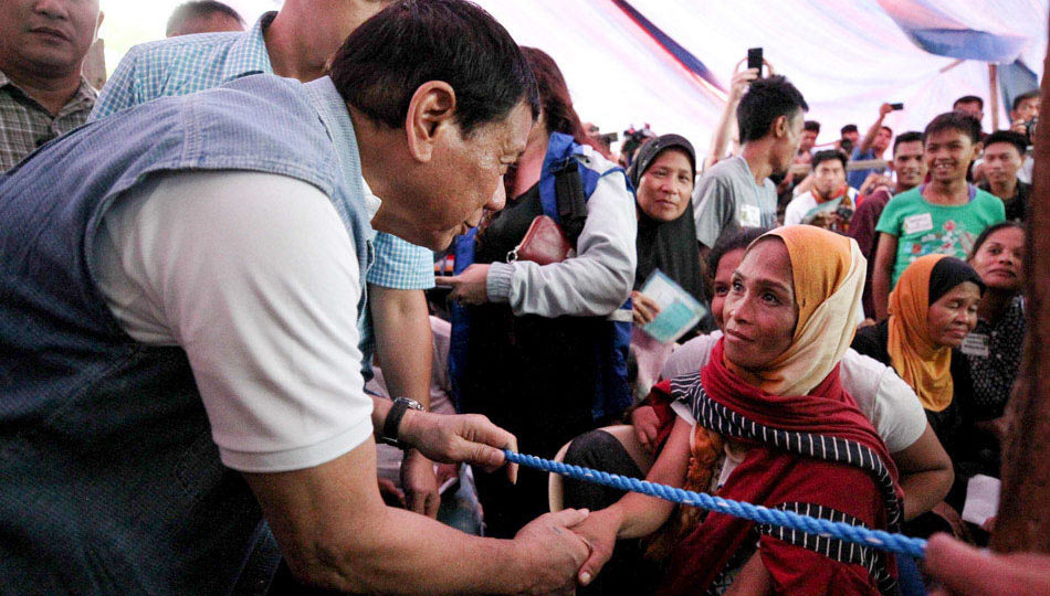 Duterte visits Marawi evacuees in nearby Marawi City. Photo by ABS-CBN News