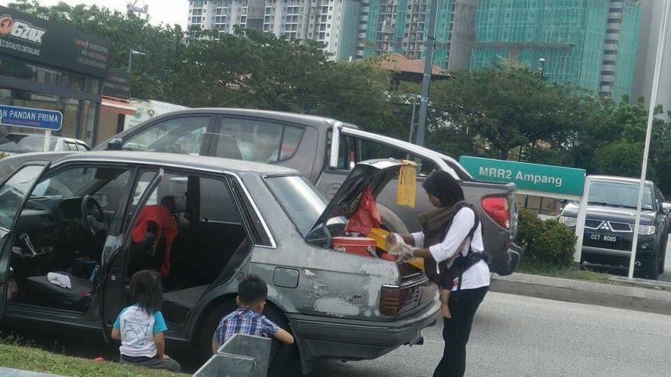 The woman, selling her nasi lemak near the Petronas station, where Tesco and MRR2 meet, via Siakap Keli Press Facebook