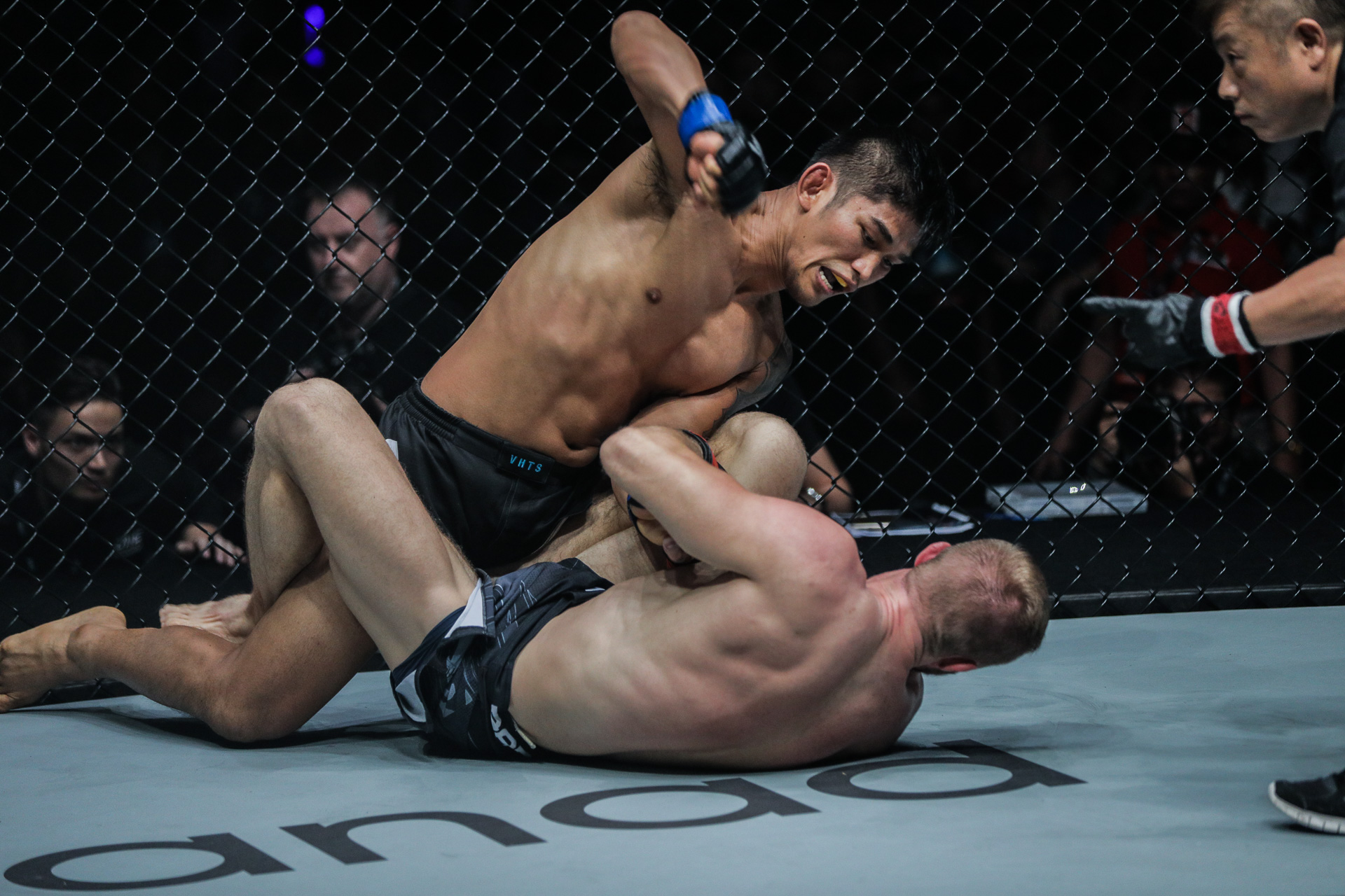 Aung La N Sang fights Vitaly Bigdash