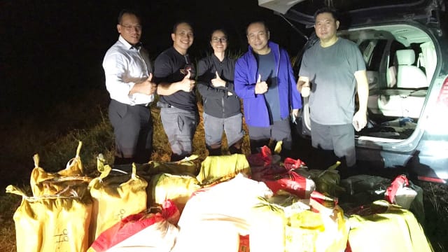 Officers posing behind drugs they secured from Taiwanese smugglers in Anyer, Indonesia. Photo: Kumparan