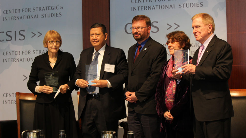 U.S. Committee for Human Rights in North Korea Co-Chair Roberta Cohen and Executive Director Greg Scarlatoiu present UN COI Commissioners (L to R) Sonja Biserko, Marzuki Darusman, and Michael Kirby with HRNK’s first Human Rights Award. Photo: WikiCommons / Committee for Human Rights in North Korea