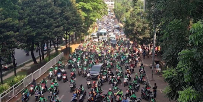 Online motorcycle taxi drivers setting up a blockade on Jalan Kasablanka this morning. Photo: Instagram