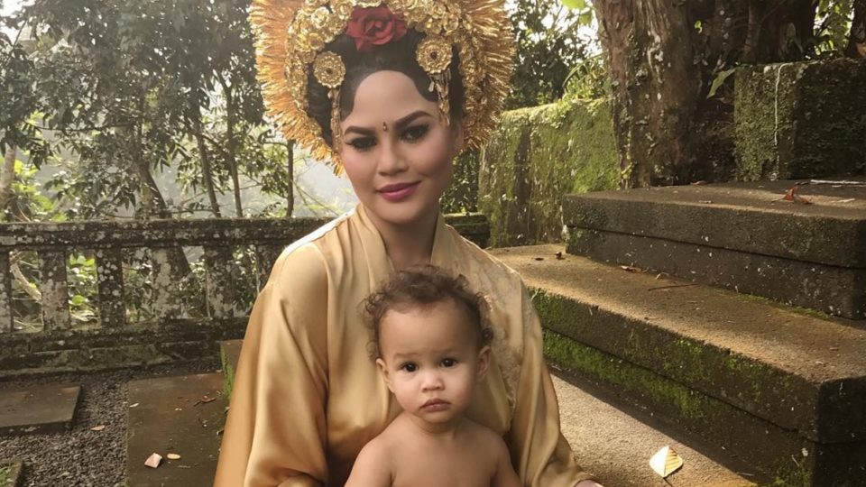 Chrissy Teigen looking radiant AF, Bali-stye, with daughter Luna. PHOTO: Instagram/Chrissy Teigen