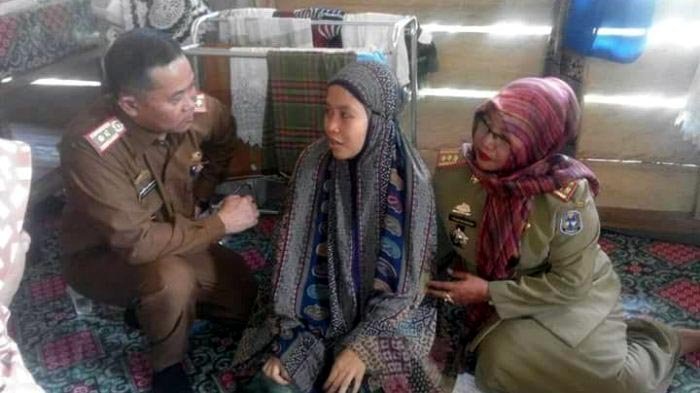 Utje Ramadani (middle) being interviewed by local government officials after her supposed virgin birth. Photo: Tribun Enrekang