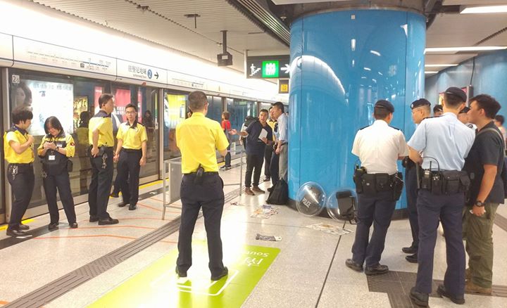 Over 10 police officers were sent to the scene, some of whom had riot shields. Photo: Lennon Chan via Facebook