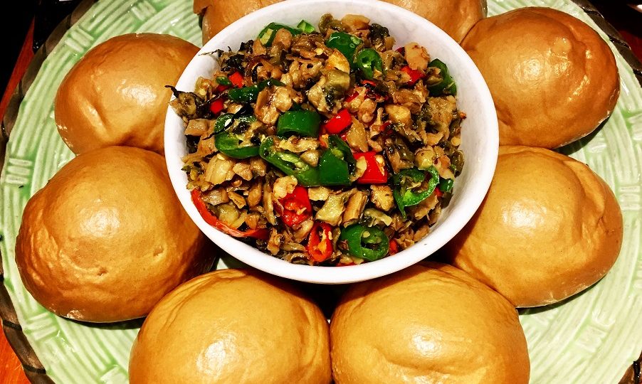 Dried wild vegetables with corn buns