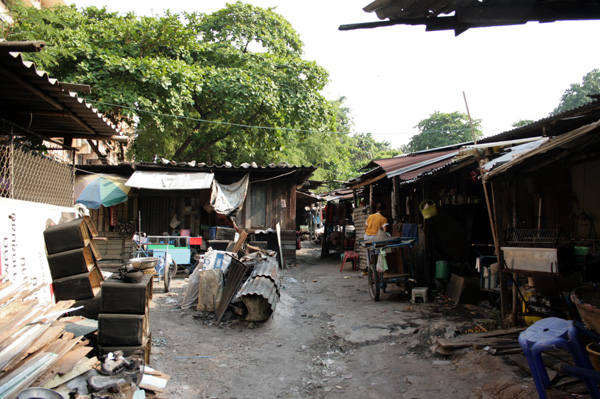 File photo of Bangkok’s Suksanari area on the Thonburi side of the Chao Phraya River. Some of the children in the community travel into the city to spend their days and nights begging on the streets. Photo: Coconuts Media