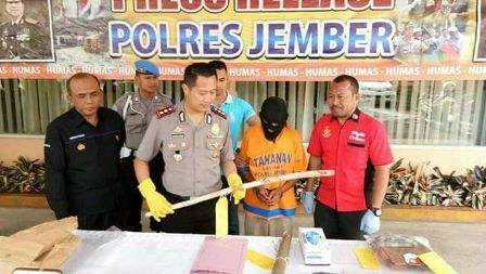 Jember Police Chief Kusworo Wibowo showing evidence at a press conference announcing the results of their investigation into the murder of Satinah alongside NM, the suspected leader of the murder plot. Photo:   Bojonegoro Police Public Relations / Facebook