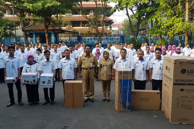 The lucky Magelang civil servants who received rewards for returning to work early after the Eid holiday on Monday. Photo: Magelang Government Public Relations Department
