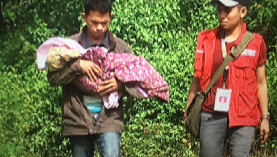 A father carries his dead baby outside the Mahad Abdelazis Evacuation Center in Balo-i, Lanao del Norte Saturday morning. The baby died of severe malnutrition. PHOTO: Ron Gagalac/ABS-CBN News
