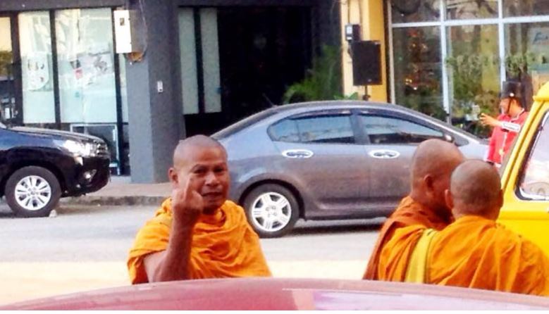 A monk in Chiang Mai gives the finger to a tourist after being refused a donation in a story that went viral in 2015. FILE PHOTO