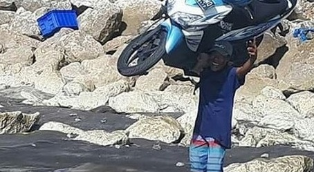 motorbike-lifting bapak