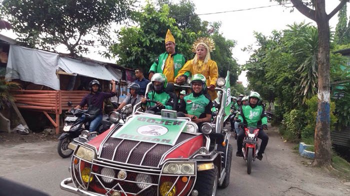 On Saturday, Novi Ayunda Sari married Puja Mulya at a ceremony attended by dozens of their fellow Go-Jek drivers in Medan.
