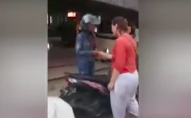 Footage going viral shows a woman forgiving her thief. Photo: Still from YouTube