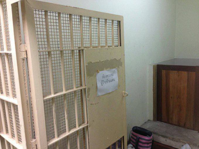 Cazes was detained at the Narcotics Suppression Bureau, located in Bangkok’s Laksi District. The sign on the door says “room for fugitives.” Photo: Ruamkatanyu Rescue Volunteers