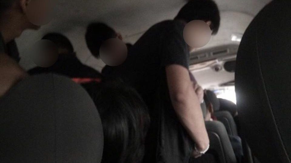 The overstuffed van in question. Photos: Pahin Joe Tongma/Facebook