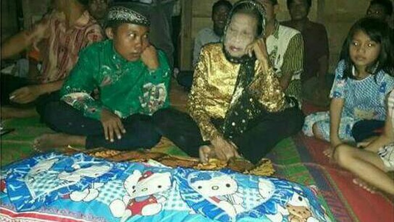 Selamet (16) and Rohaya (71) at their wedding ceremony in South Sumatra on Sunday night. Photo: Instagram