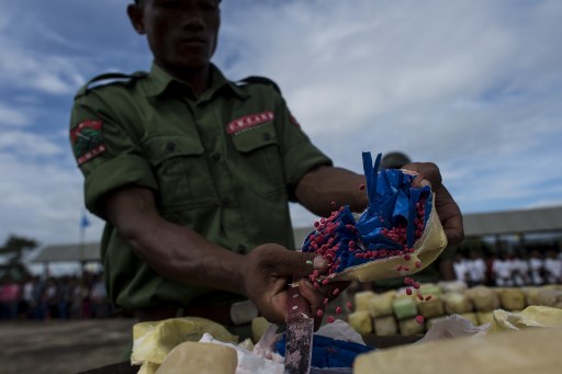 Members of UWSA (United Wa State Army) empty a packet of ‘WY’, also known as Yaba, before they are set on fire during a drug burning ceremony to mark the UN’s world anti-drugs day in Poung Par Khem, near the Thai and Myanmar border on June 26, 2017.
The United Wa State Army, a 25,000-strong militia known as Asia’s most heavily-armed drug dealers boast their own autonomous territories on the border with China and have close links with Beijing. Photo: AFP / Ye Aung Thu