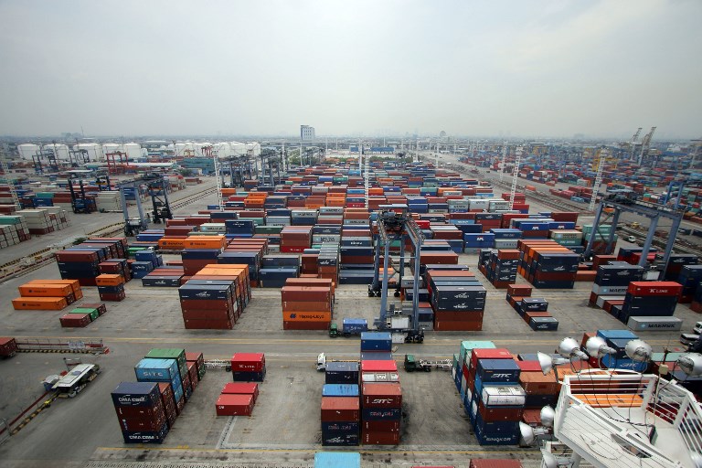 A general view shows the Jakarta International Container Terminal (JICT) as hundreds of workers went on strike in Jakarta on August 4, 2017.
Hundreds of workers have gone on strike at Indonesia’s largest container terminal, a union official said on August 4, paralysing operations and forcing incoming shipments to be diverted. / AFP PHOTO / AKBAR ZEIN YUSUF