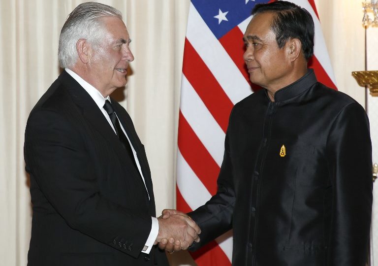 U.S. Secretary of State Rex Tillerson (L) shakes hands with Thai Prime Minister Prayuth Chan-ocha (R) during a meeting at Government House in Bangkok on Aug. 8, 2017. Photo: Rungroj Yongrit/ AFP