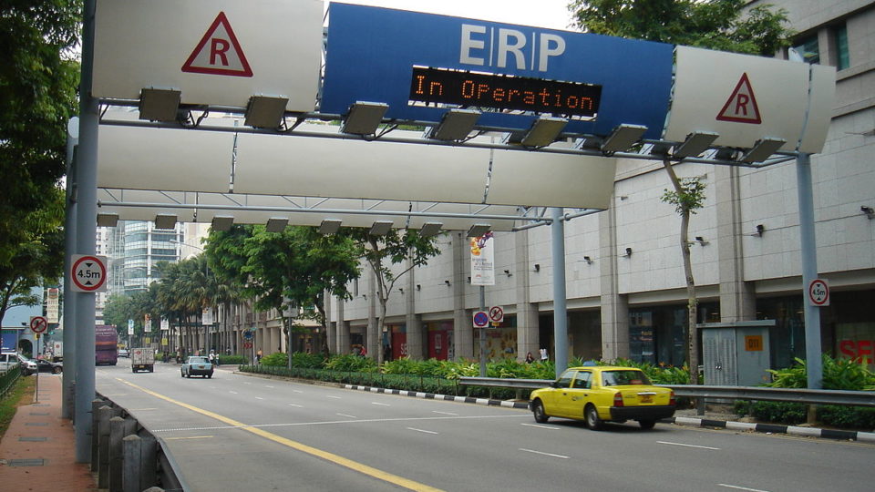 An ERP gate in Singapore. Photo: Wikimedia Commons.