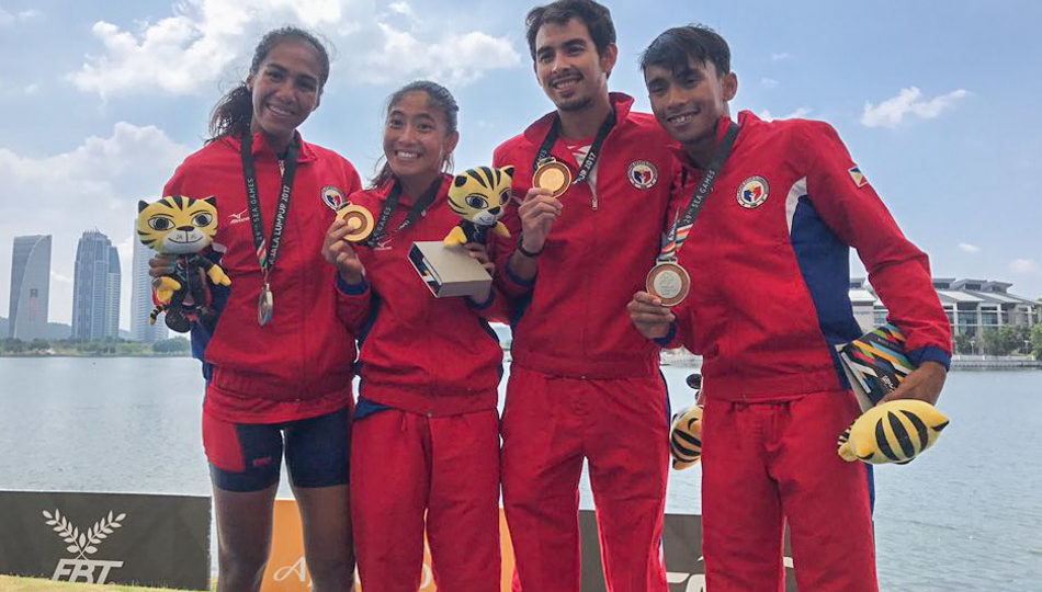 Filipino triathletes with their medals. (Photo from ABS-CBN) 
