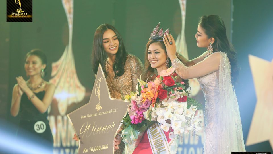 Sao Yoon Waddy Oo is crowned Miss Myanmar International 2017 as Miss International 2016 Kylie Verzosa (L) looks on. Photo: Facebook / Miss Myanmar International