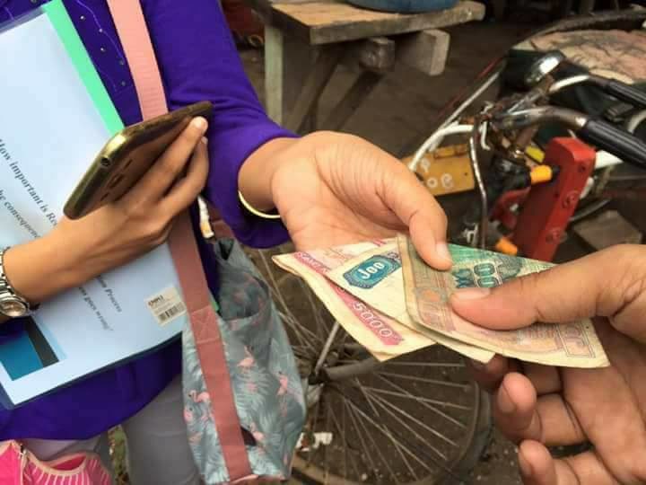 The young woman received her 5000-kyat note, and gave the 200-kyat bus fare back. Photo: Facebook / Zin Moe