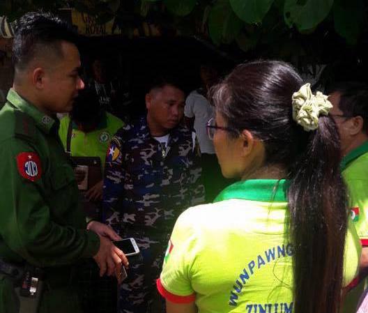 Kachin aid workers are interrogated by Myanmar soldiers and police while on the way to deliver aid to IDPs in Lambraw Yang. Photo: Facebook / Kachin Net