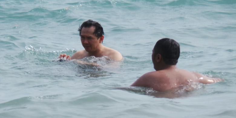 Ahok (left) swimming in the sea in Belitung in 2014. Photo: Fabian Januarius Kuwado/Kompas.com
