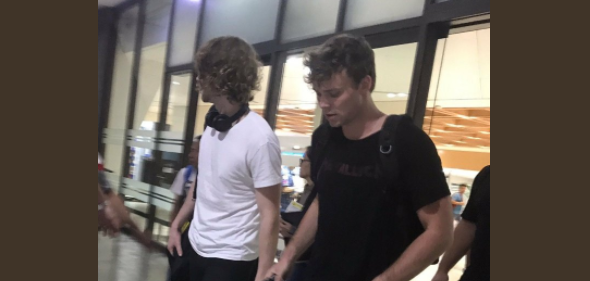 Band members Luke Hemmings and Ashton Irwin arrive. (Photo from Twitter user @SociallyHowell