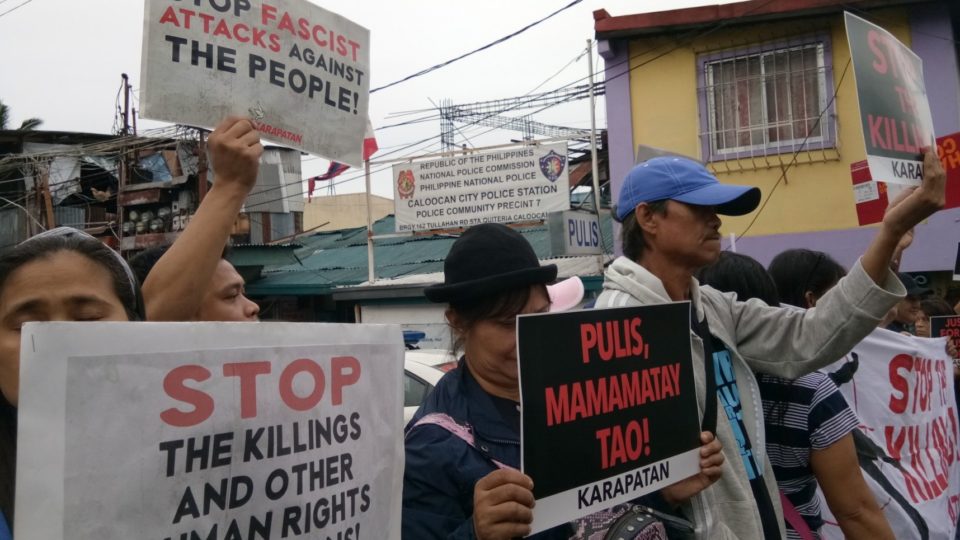 Kian deloa Santos’ funeral procession turns into a mobile protest in front of the Caloocan City Police Station. PHOTO: Twitter/Patrick Quintos for ABS-CBN News