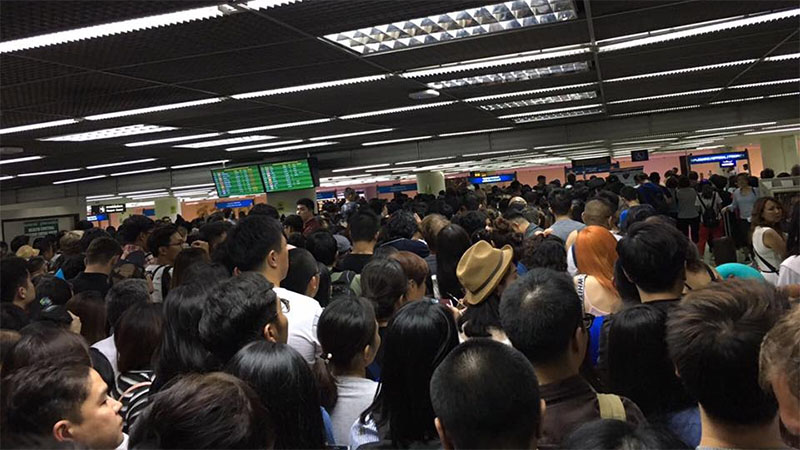 Facebook user Piyabutr Saengkanokkul shared this image of the immigration queue on Facebook in the morning of Aug. 5, 2017.