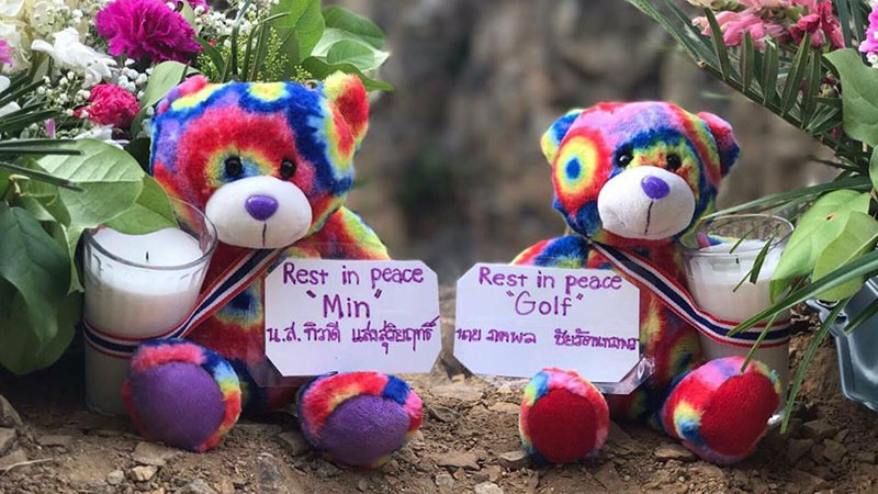 The Thai community in Los Angeles put two colorful teddy bears wearing Thai flag ribbons along Route 180 highway — they held signs reading “Rest in peace,” followed by the Thai students’ names. Photo: Siam Town US
