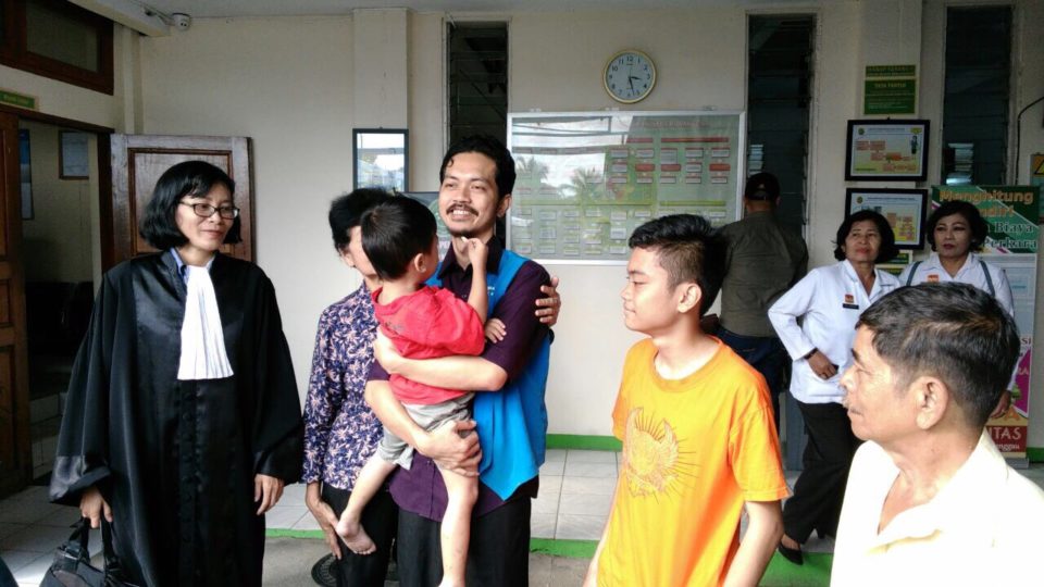 Fidelis Arie Sudewarto spends time with his two children during his trial in 2017. Photo:  LBH Masyarakat‏ (@LBHMasyarakat) / Twitter