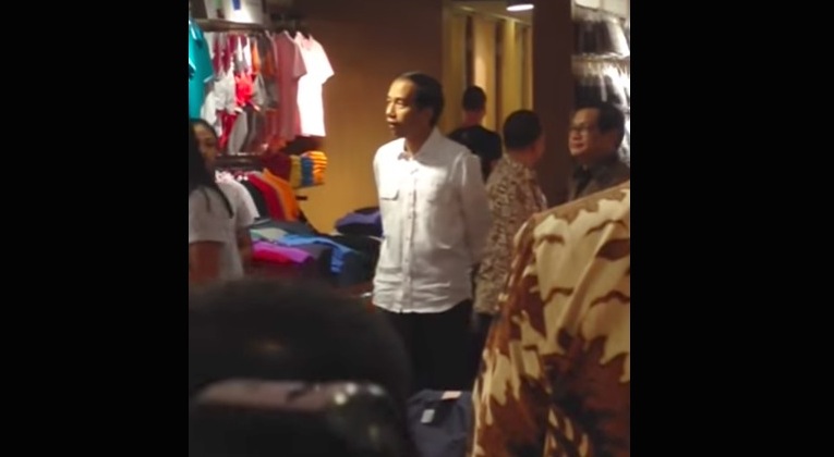 Jokowi does some shopping in Bali. Still via YouTube/JKL 1356