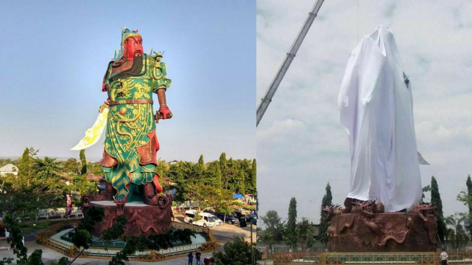 A 30.4 meter tall statue of Guan Yu located in Kwan Sing Bio Temple in Tuban, East Java. It was covered in a white cloth on Saturday due to controversy. Photo:  
Museum Rekor Dunia Indonesia / Facebook (Left) ; Uwais Al Qorni / Facebook (Right)