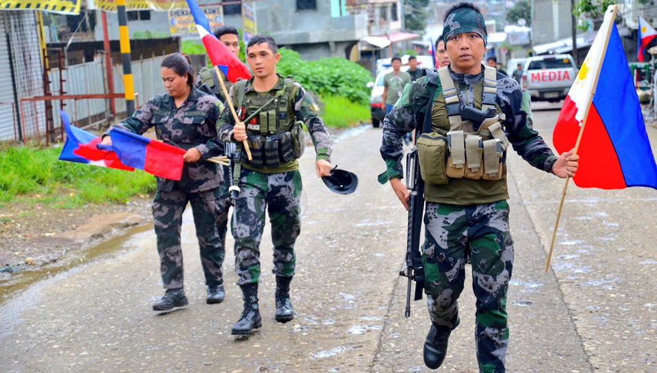 Filipino soldiers in Marawi on Independence Day, 12 June 2017. (Photo from ABS-CBN) 