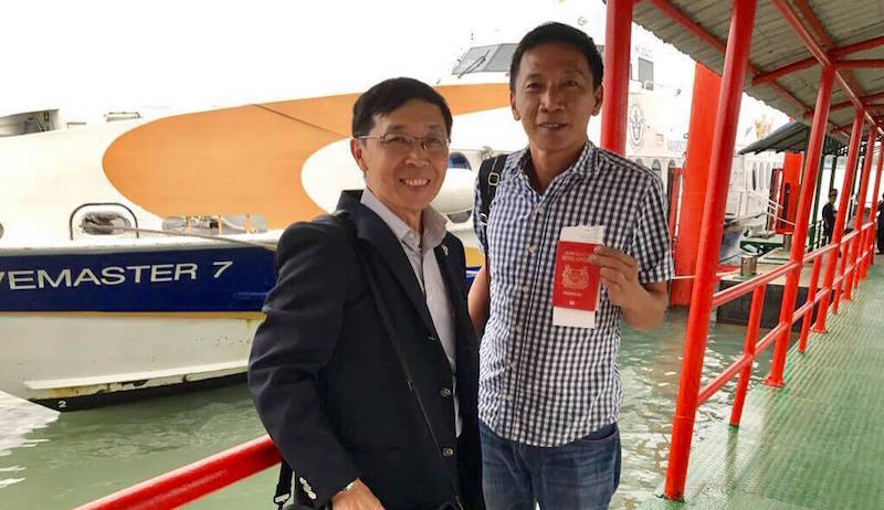 Consul in Batam Gavin Chay (L) and Shoo Chiau Huat (R). Photo: Vivian Balakrishnan/Facebook