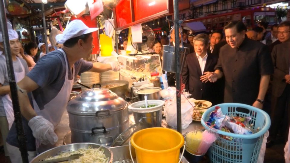 Officials check out the street food on Yaowarat. Photo: NNT