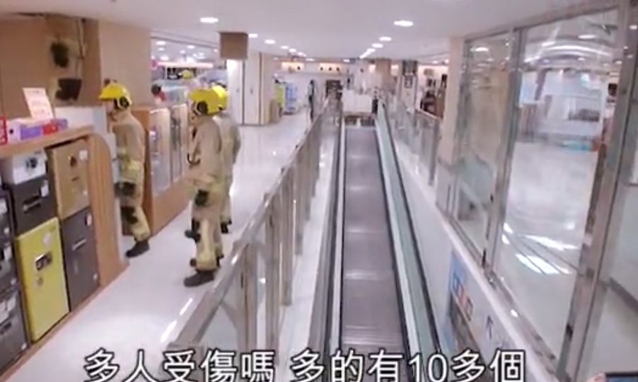 The corrosive drain cleaner dripped onto shoppers who were taking an escalator within the Aeon shop at Skyline Plaza. Screenshot: Apple Daily