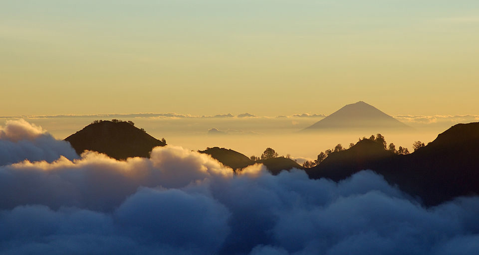 A view of Bali’s Mt. Agung from Mt. Rinjani in Lombok. Photo: Wikimedia Commons