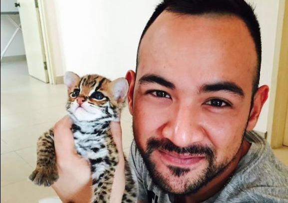 The actor, holding a feline that is perhaps aware of how he handles misunderstandings, and is just tryna keep it together