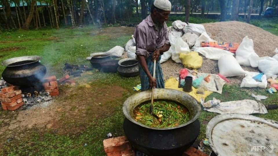 A man prepares food for Rohingya refugees in the Bangladeshi city of Teknaf. Photo: AFP/Munir Uz Zaman