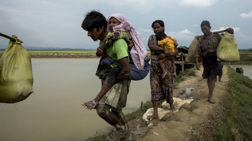 Displaced Rohingya refugees from Rakhine state in Myanmar walk near Ukhia, at the border between Bangladesh and Myanmar, as they flee violence on Sep 4, 2017. Photo: AFP