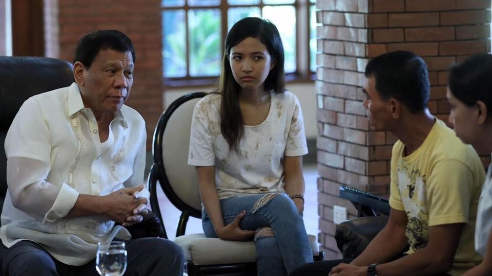 President Rodrigo Duterte with the Arnaiz family.
 (Photo from Presidential Communications Facebook page.) 