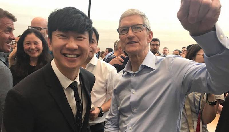 JJ Lin with Tim Cook. Photo: JJ Lin/Facebook